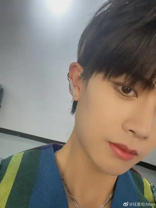 任嘉伦晒九宫格库存#任嘉伦九宫格自拍照来啦,五官精致,棱角分明每一