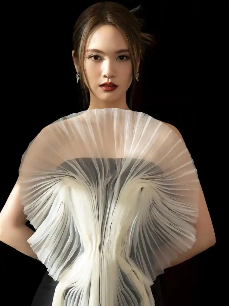 杨丞琳发布一组个人时尚大片,她身着白纱百褶长裙,画风唯美,表示要"