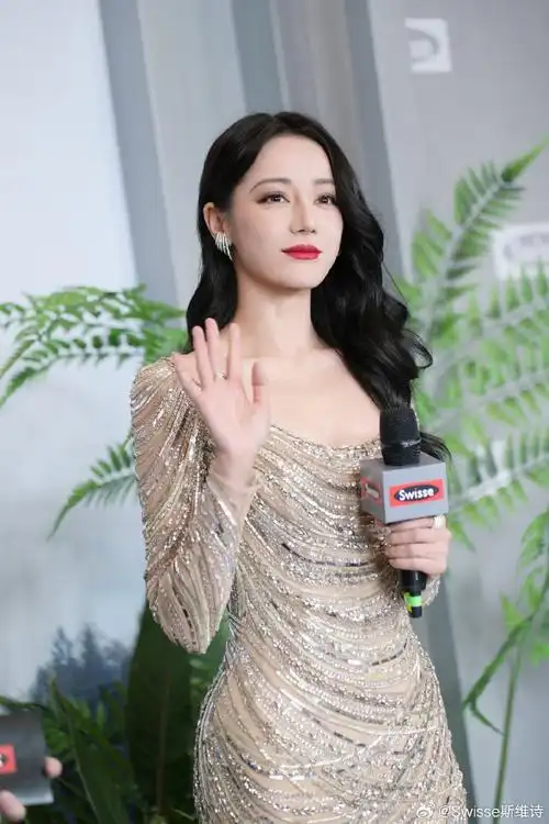 红毯没有王法 只有迪丽热巴的想法##迪丽热巴花团锦簇复古造型