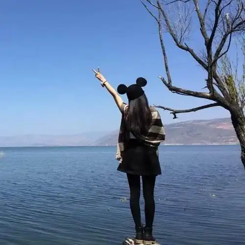 女生背影图片500x500分辨率