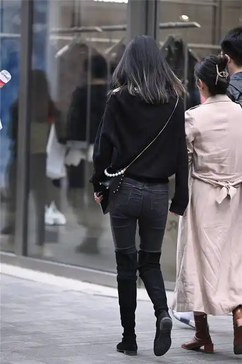 这位美女选择黑色的长靴,厚底的款式,也穿出简约的效果,个人感觉过膝