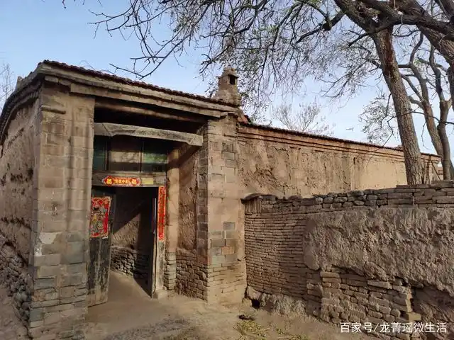 来到一处老房子,这种建筑多见于二十年前,我小时候就住在这种房子里