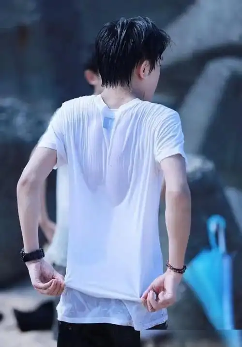 易烊千玺海边被海浪扑倒浑身湿透暴露真实身材