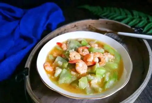 丝瓜和虾仁是完美搭配简单炒一炒鲜美又下饭