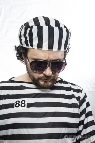 人囚犯在监狱服装