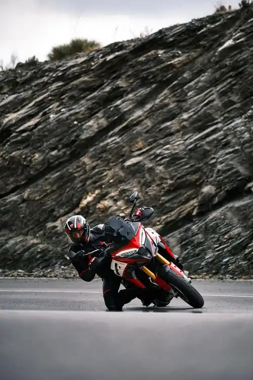 杜卡迪2022multistradav4派克峰版户外特写