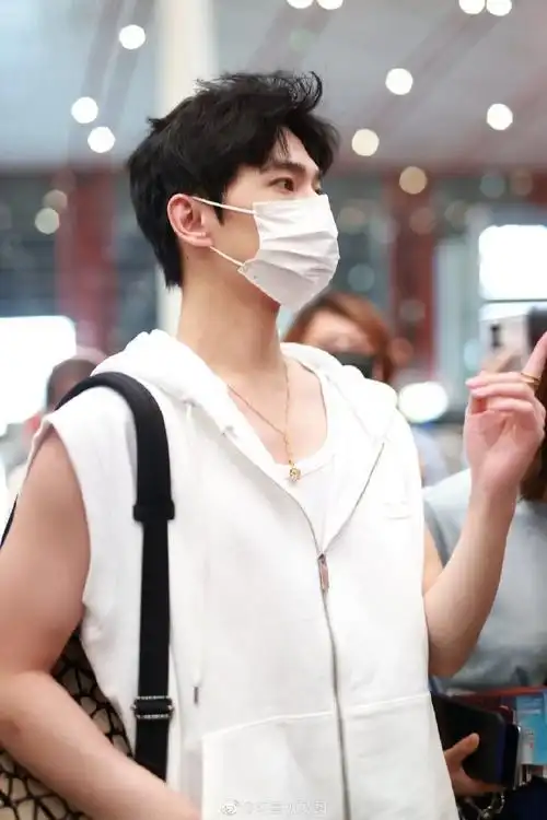 照##杨洋白色无袖马甲#杨洋机场造型,白色无袖马甲 牛仔裤这是男大吧