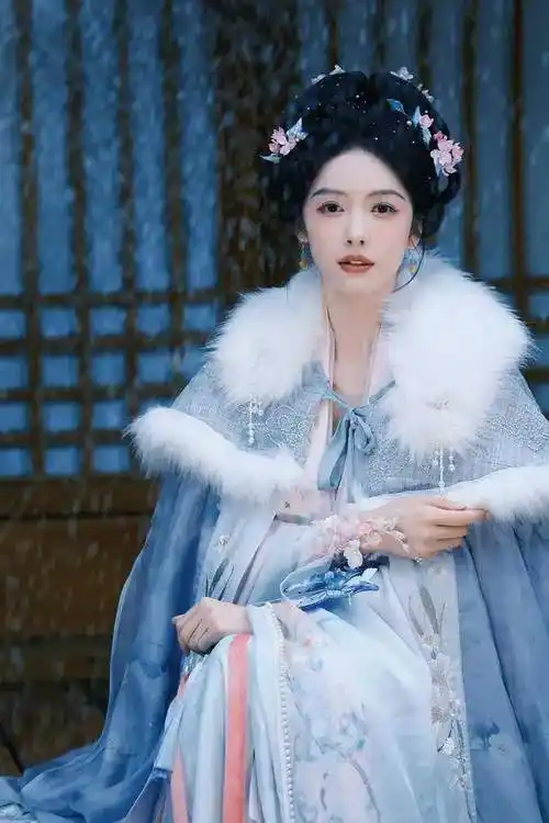 身穿襦裙手持蝴蝶,古风造型娇俏可爱_照片_画面_笑容