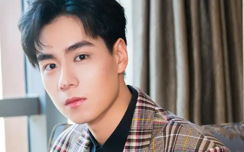 胡一天帅气养眼写真桌面壁纸