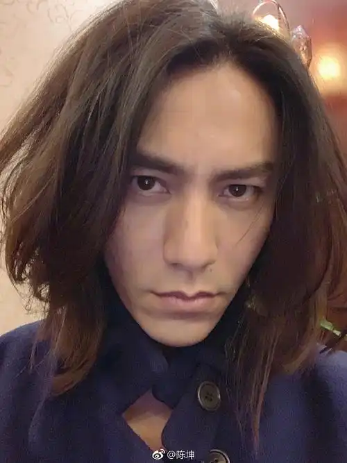 冯绍峰结婚照有感,男星们的发际线也在后退诶