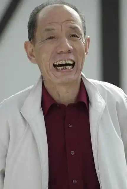 魏宗万是一位资深艺术家和国家一级演员,他曾在众多影视作品中崭露头