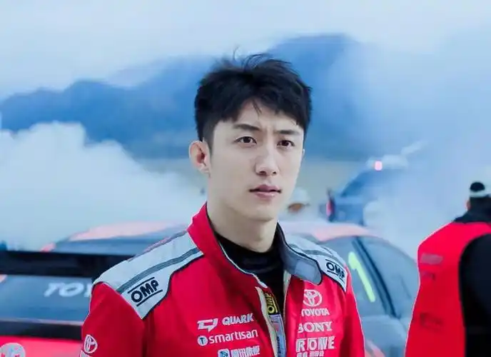 被飞驰人生2里的黄景瑜帅到了010101他还专门考了赛车驾照