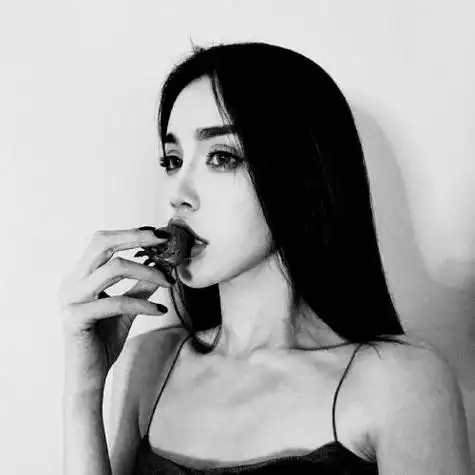 女生头像冷酷帅气侧脸黑白,你有几秒是喜欢的