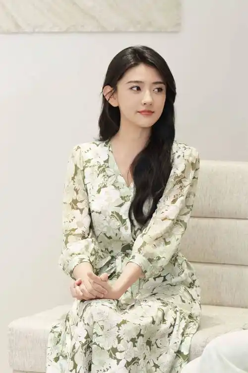 梁洁草绿云纹连衣裙优雅写真_美得_绿色_网友