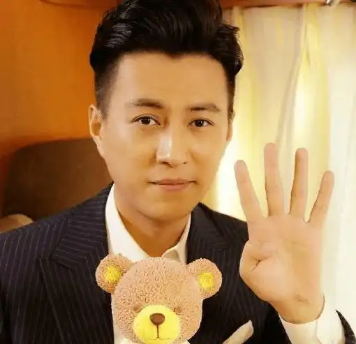 靳东称出道时没王宝强帅,本以为太谦虚,看到旧照:不敢相信眼睛_印象