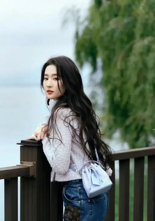 刘亦菲,今天迎来自己35岁生日,粉丝送上祝福,好闺蜜唐嫣连续八年微博