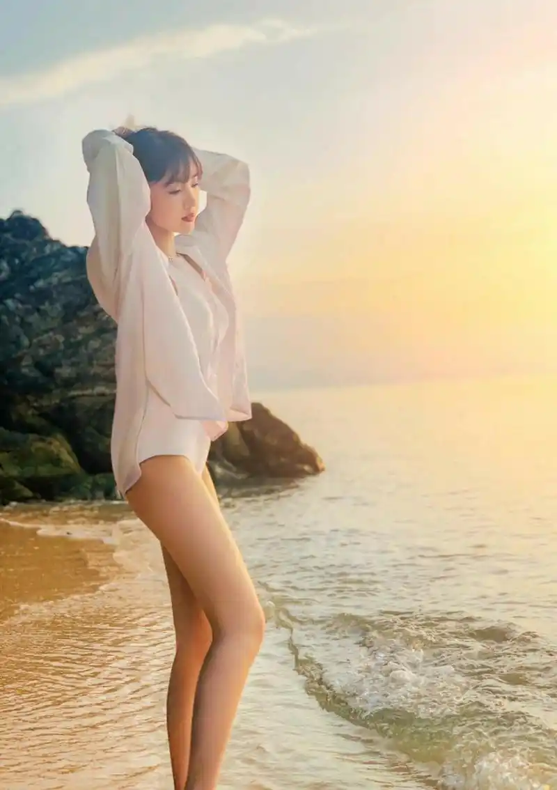 毛晓彤白色连体泳装