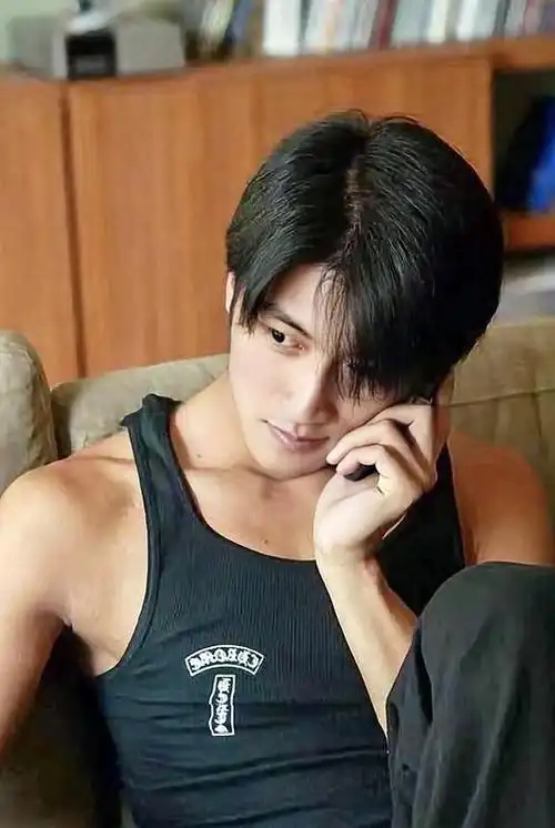 谢霆锋旧照曝光,真的是英俊潇洒,风度翩翩