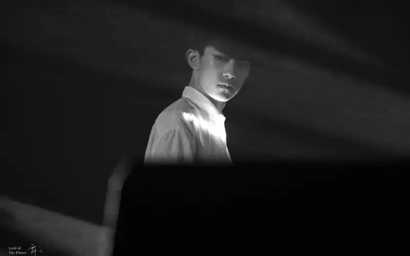 tfboys易烊千玺跳舞帅气黑白写真图片桌面壁纸