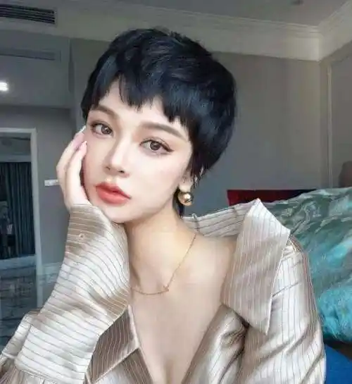 网红狗啃刘海短发 酷炫风超短发有点帅