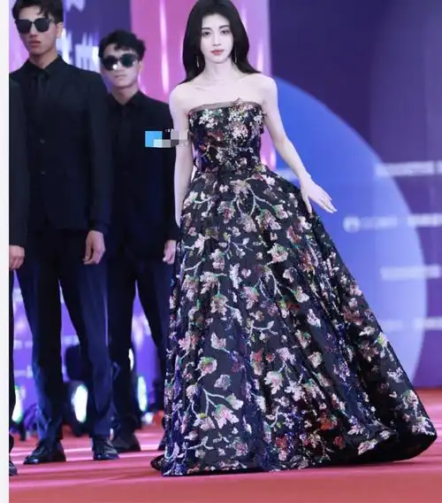 广州这一夜穿着性感的孟佳再次给内娱女星好好上了一课