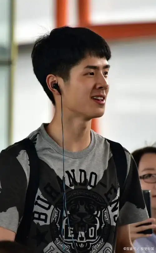 刘昊然成了抠脚大汉?网友:周冬雨也跟着没少挨骂!