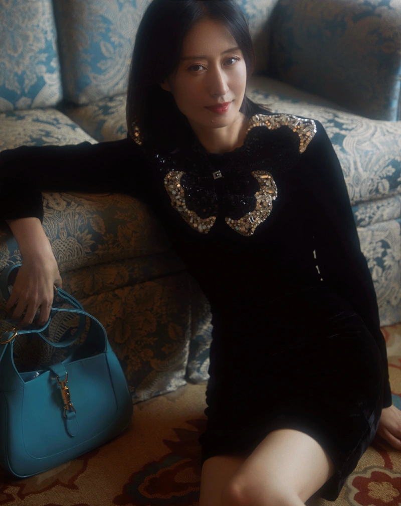 原创刘敏涛44岁不显老,穿黑色连衣裙精致优雅,衬得更加高雅迷人