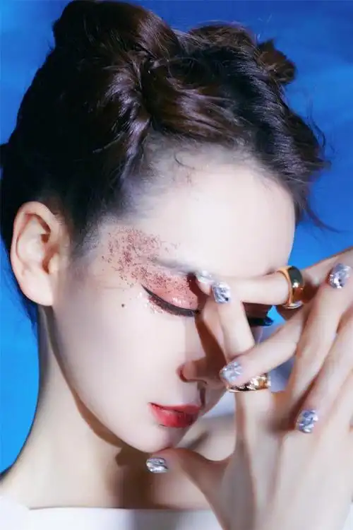 戚薇哪吒头,时尚娇美,气质非凡