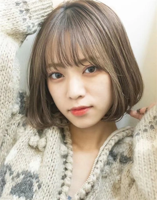 日系线条感内扣波波头,挑染的发色是整体造型的加分项,显白提气质.