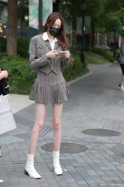 穿学生装搭配短靴时尚女生秀出长腿和美好身材