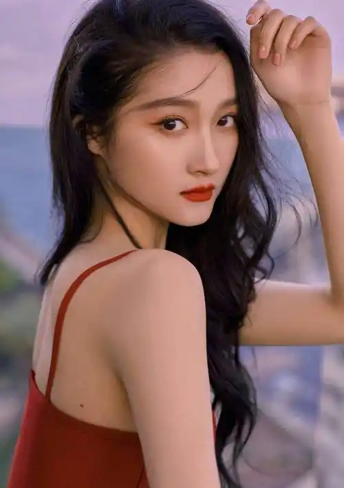 关晓彤红色吊带连衣裙性感写真_锁骨_照片_亮片