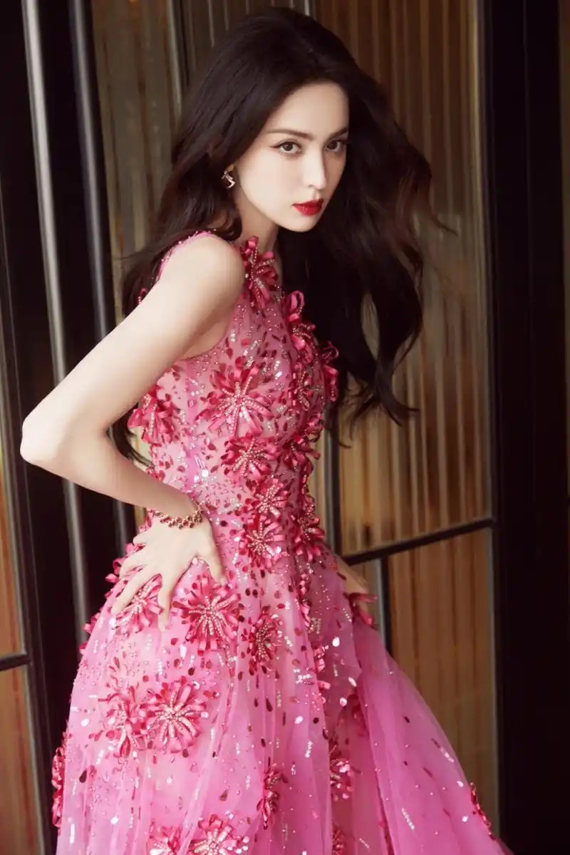 古力娜扎# 清纯甜美,妩媚柔情;轻纱层叠,繁花飘逸