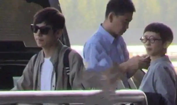 原创何炅携绯闻女友王菁外出二人穿情侣装cp感十足同出同入超亲密