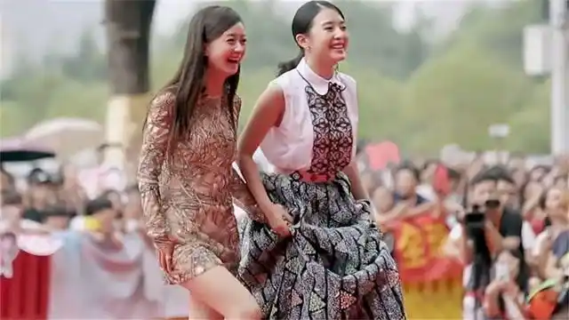 都是走红毯,当张含韵赵丽颖同台亮相,没对比就没伤害!丨偶像