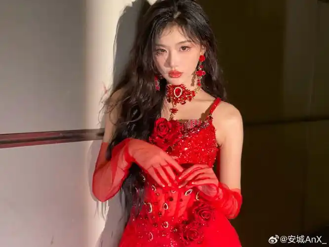 the9多远都可以到达演唱会南京站##the9演唱会##孔雪儿玫瑰红裙造型