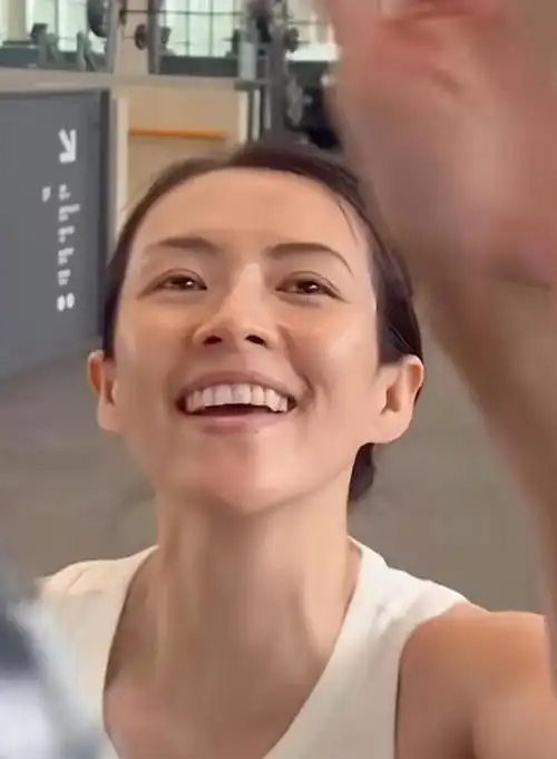 45岁章子怡晒素颜健身照,手臂练出肌肉,不用美颜滤镜状态真实!