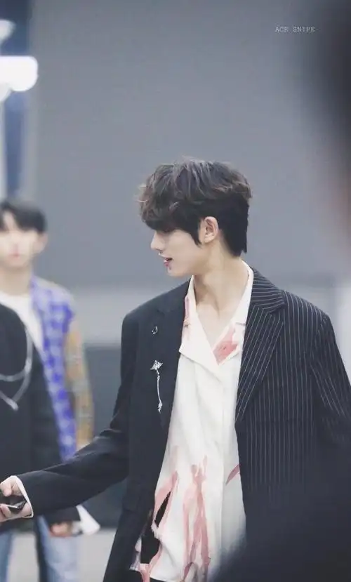 韩国男人丁程鑫三次在korea的日常穿搭完整版