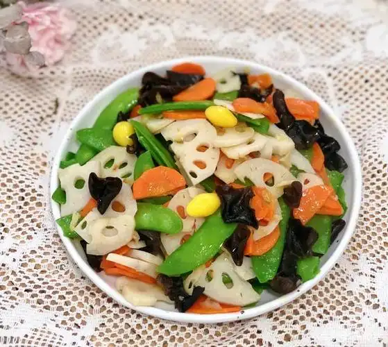 五彩缤纷的一道养生小炒,选用5样食材,营养都非常丰富,清香开胃,含有