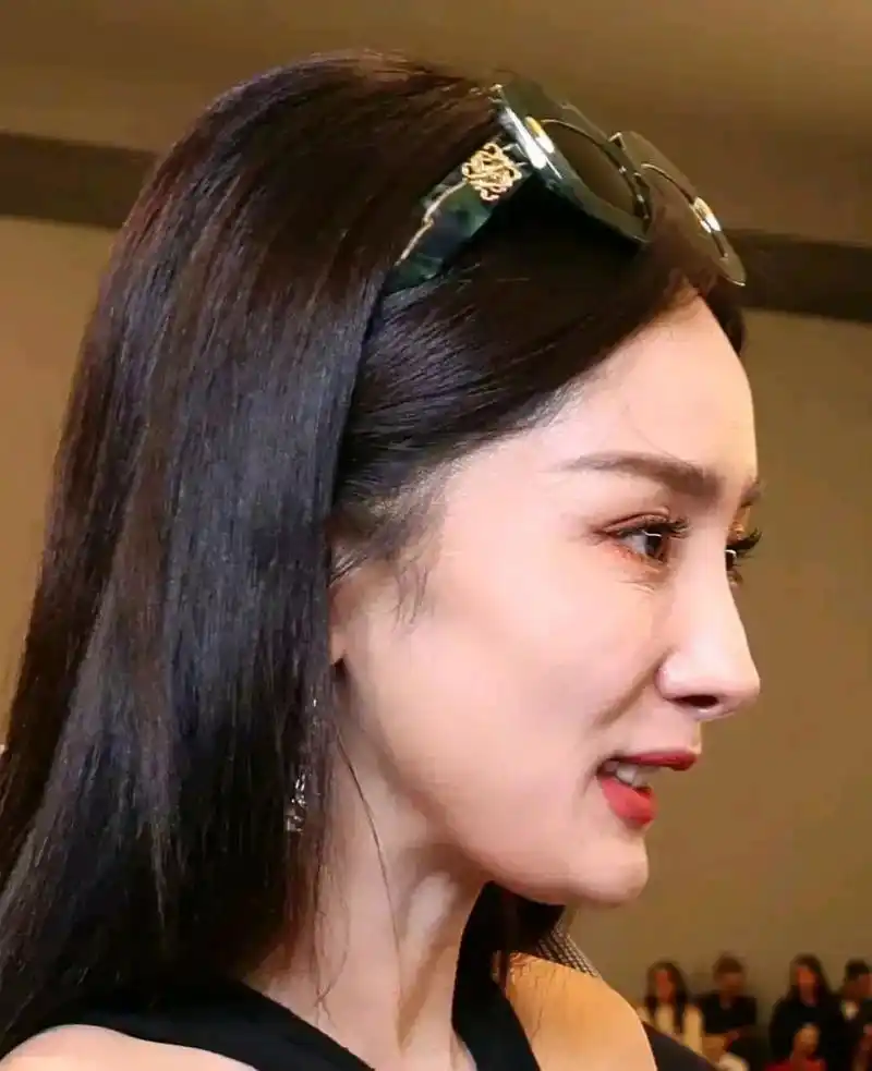 离开了修图师的杨幂 眼角的鱼尾纹清晰可见 皮肤也是已肉眼可见的松弛