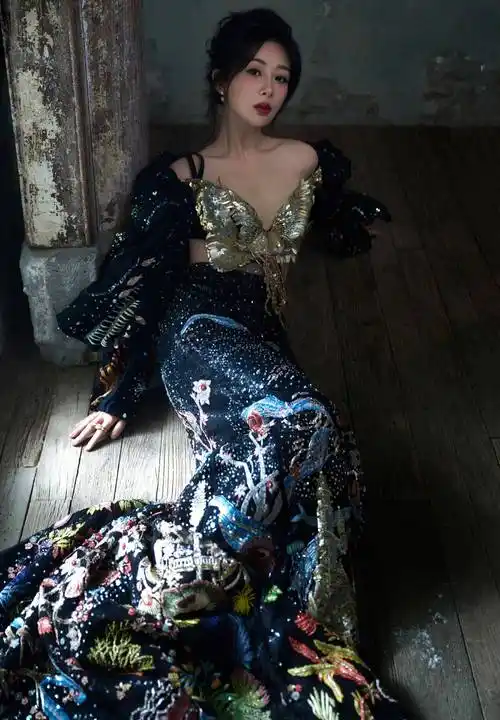 杨紫星光大赏造型图,暗黑系蝴蝶露背高定礼服,破茧成蝶大女主_娱乐