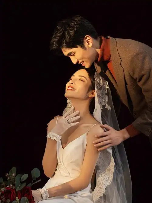 2021必拍的婚纱照风格极简风光影婚纱照