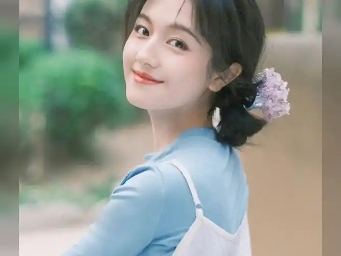 笑容灿烂的女孩