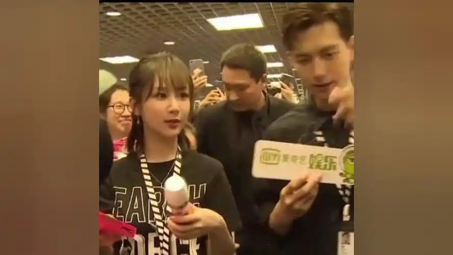 杨紫李现 青涩的两人扫楼,真的是可可爱爱尼.#李现杨紫