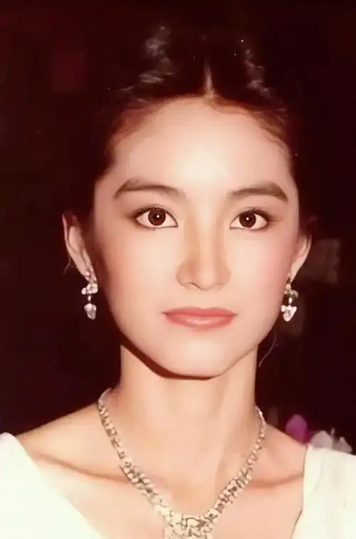 林青霞个人资料(林青霞:17岁走红,40岁成大美人,我却看到了她骨子里的