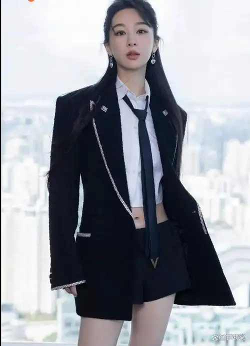 杨紫解锁酷飒风学姐形象,黑色西装诠释休闲随性