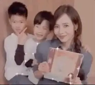 45 岁侯佩岑晒全家福,总裁老公秀恩爱,父子三人皮肤黝黑