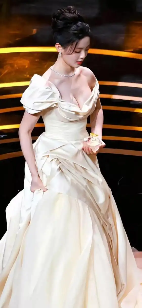 杨超越这礼服好看