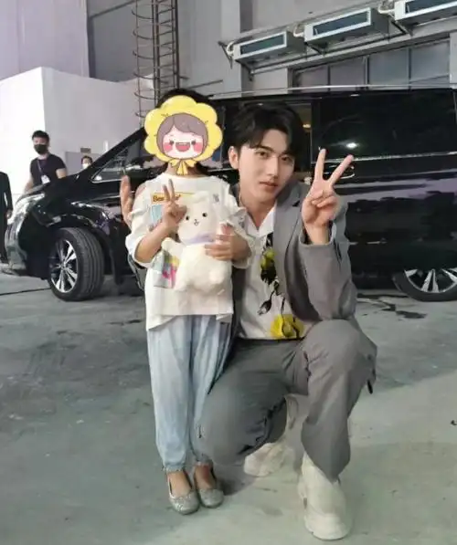 蔡徐坤合照比耶