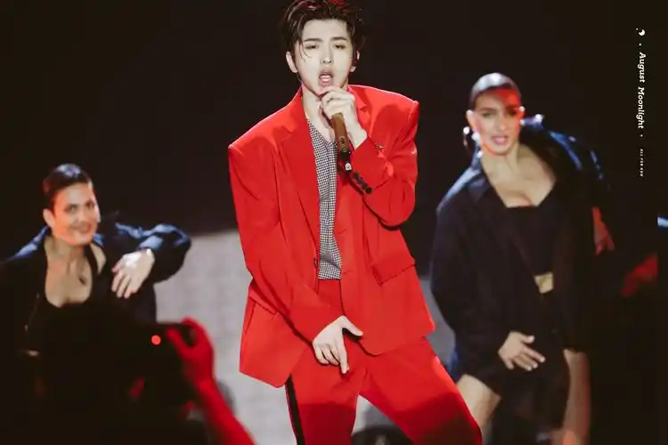 cr:augustmoonlight丨蔡徐坤时尚芭莎明星慈善夜《you can be my girl