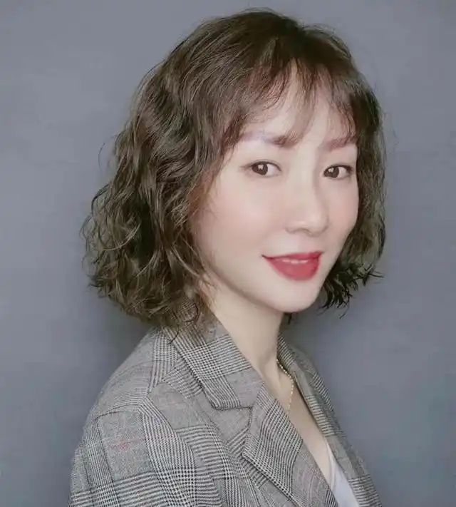 对于年过50岁的女人来说,烫头发的时候最怕的就是老气,而烫发老气的